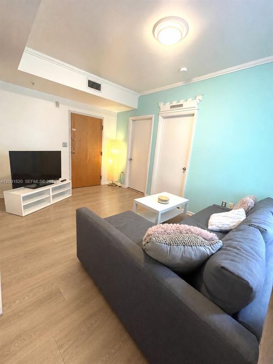 For Sale: $236,000 (1 beds, 1 baths, 440 Square Feet)