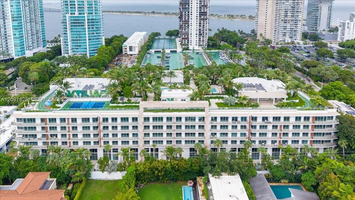 На продажу: $2,139,000 (2 спален, 2 ванн, 1426 Квадратных фут)