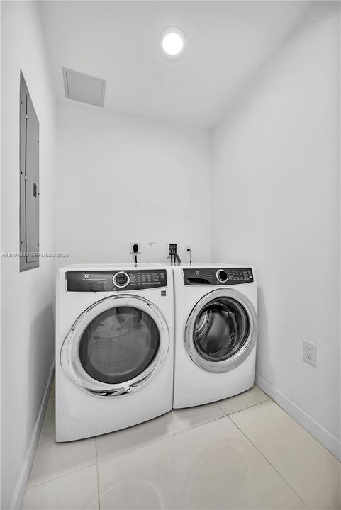En Renta: $10,500 (4 camas, 4 baños, 2204 Pies cuadrados)