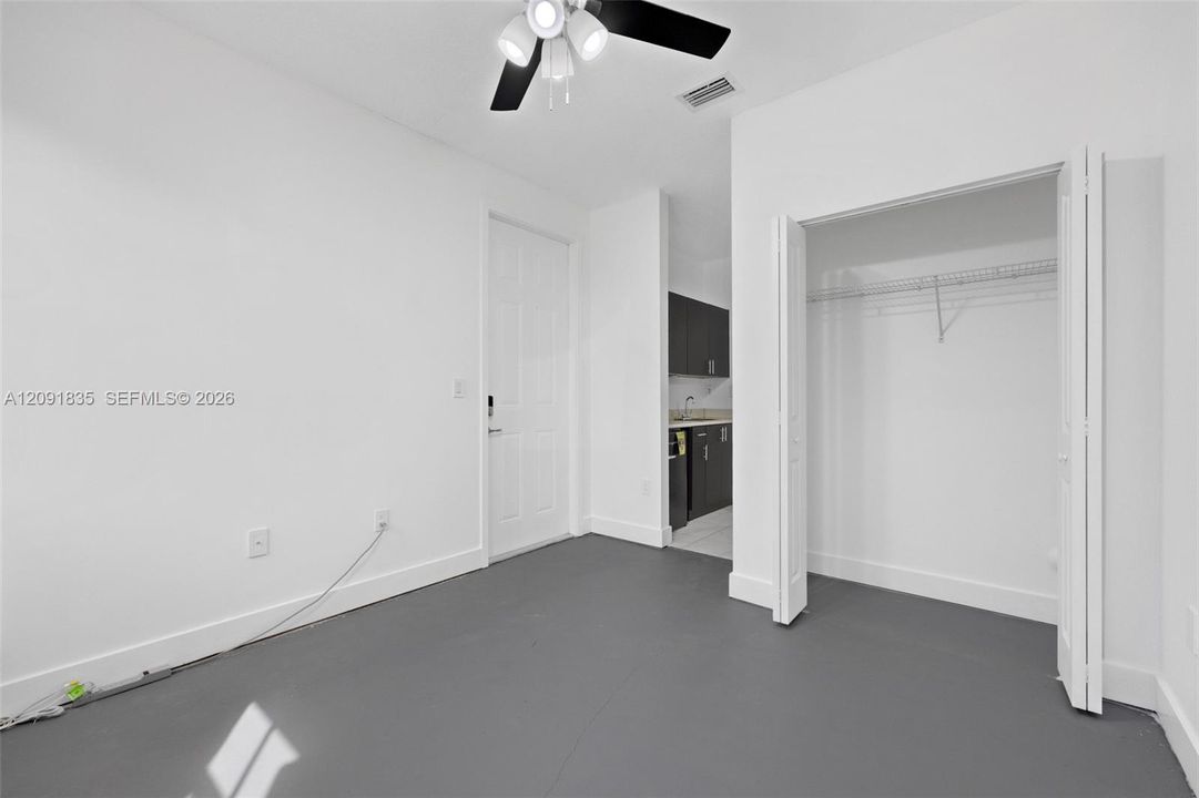 1 bedroom with closet Studio