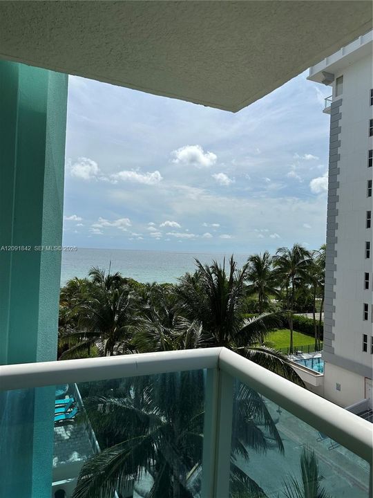 For Rent: $3,815 (2 beds, 2 baths, 930 Square Feet)