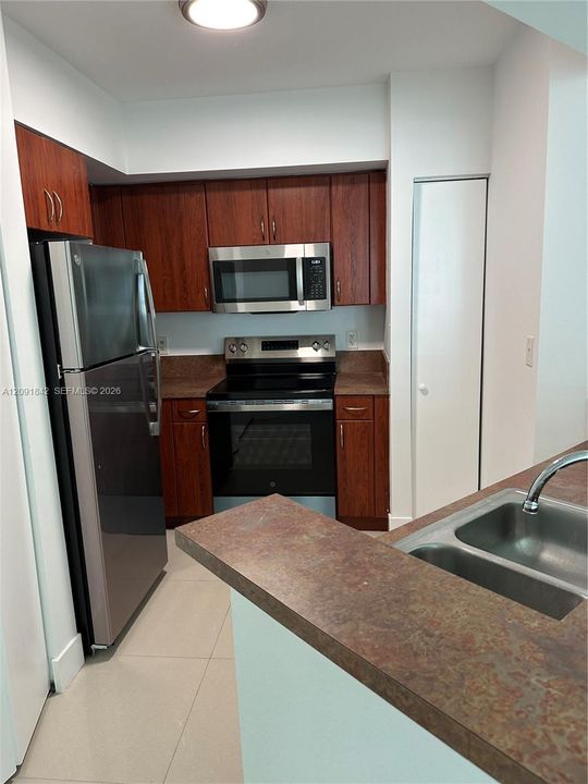 For Rent: $3,815 (2 beds, 2 baths, 930 Square Feet)