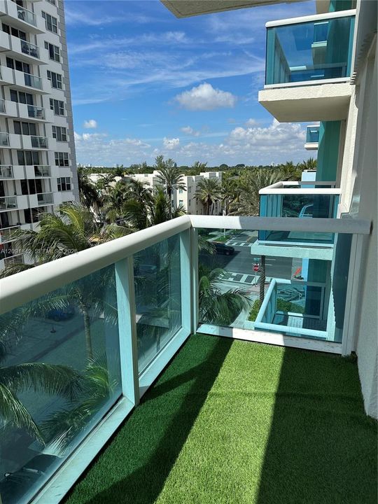 For Rent: $3,815 (2 beds, 2 baths, 930 Square Feet)