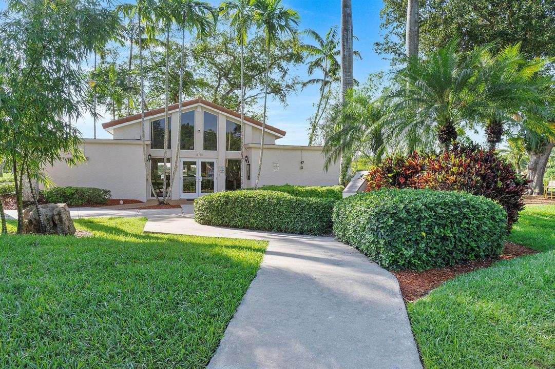 2596 Lakeview Court_001