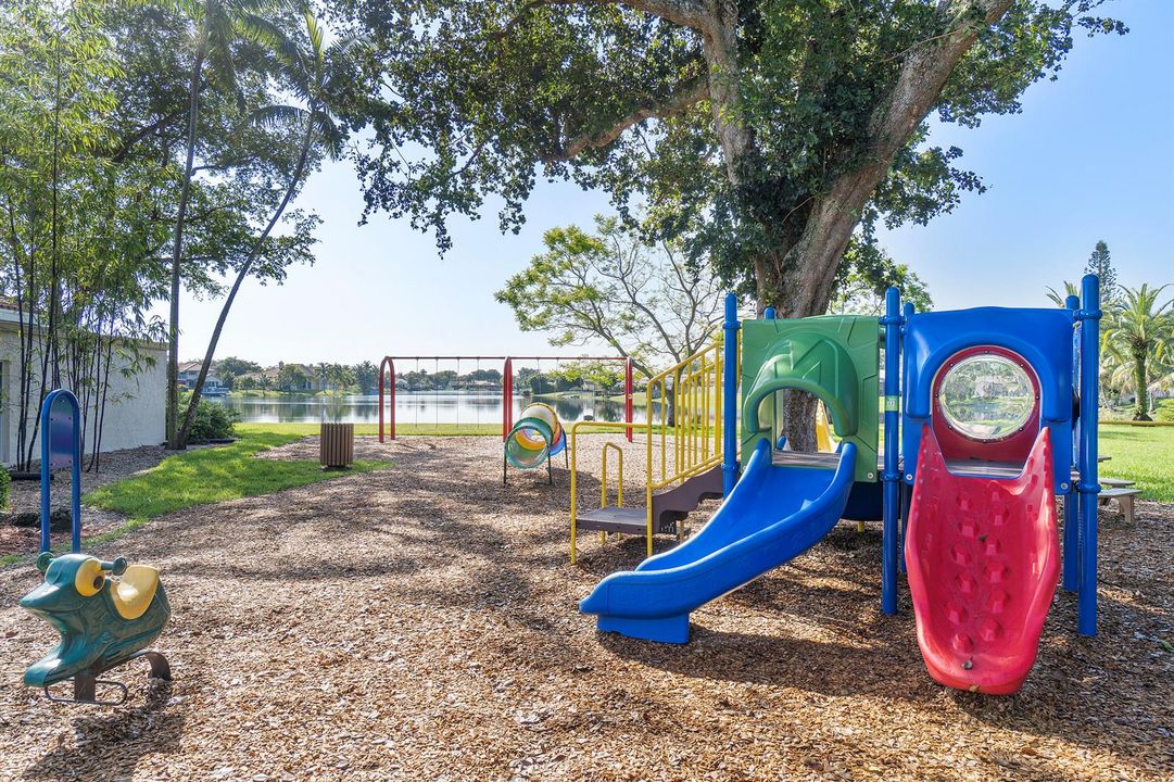 2596 Lakeview Court_002