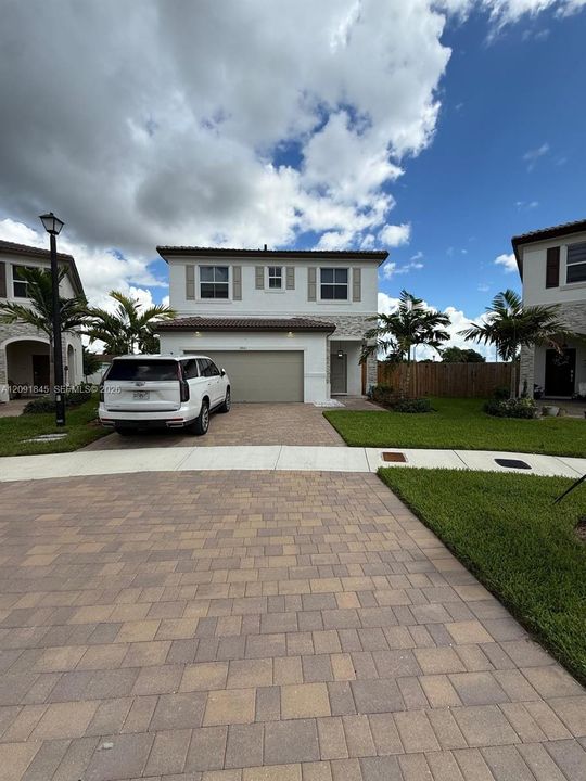 En Venta: $639,900 (5 camas, 3 baños, 2666 Pies cuadrados)