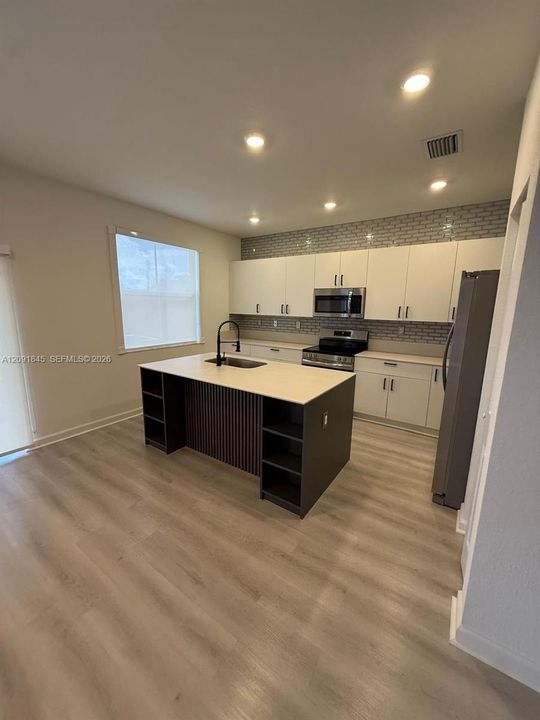 En Venta: $639,900 (5 camas, 3 baños, 2666 Pies cuadrados)