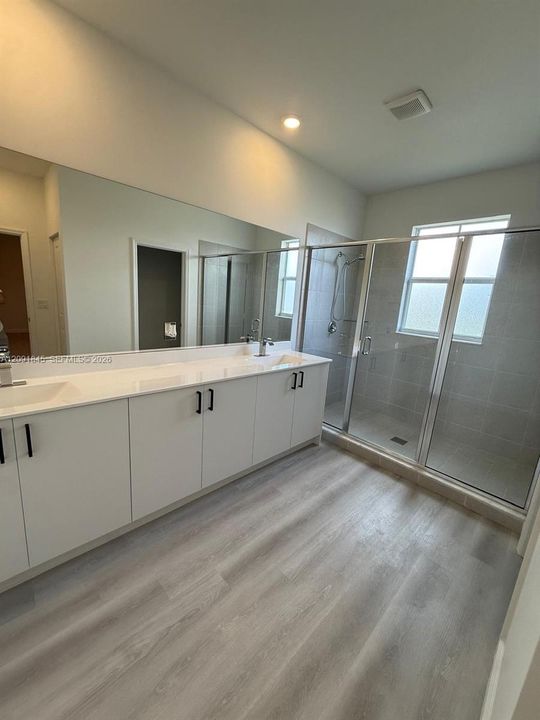 En Venta: $639,900 (5 camas, 3 baños, 2666 Pies cuadrados)