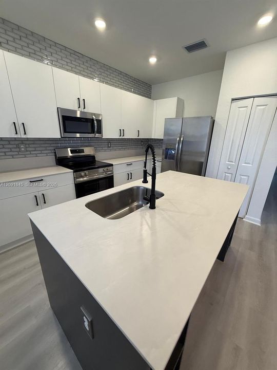 En Venta: $639,900 (5 camas, 3 baños, 2666 Pies cuadrados)