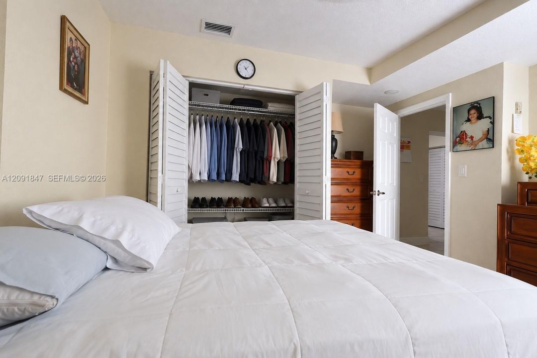 En Venta: $620,000 (4 camas, 2 baños, 1985 Pies cuadrados)