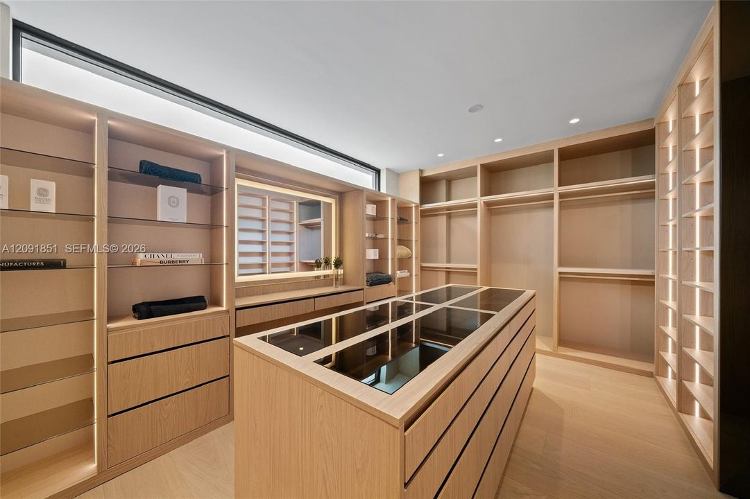 For Sale: $32,500,000 (6 beds, 6 baths, 5691 Square Feet)