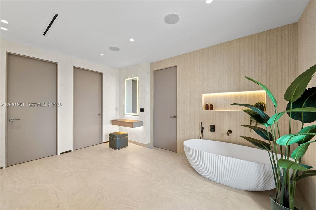For Sale: $32,500,000 (6 beds, 6 baths, 5691 Square Feet)