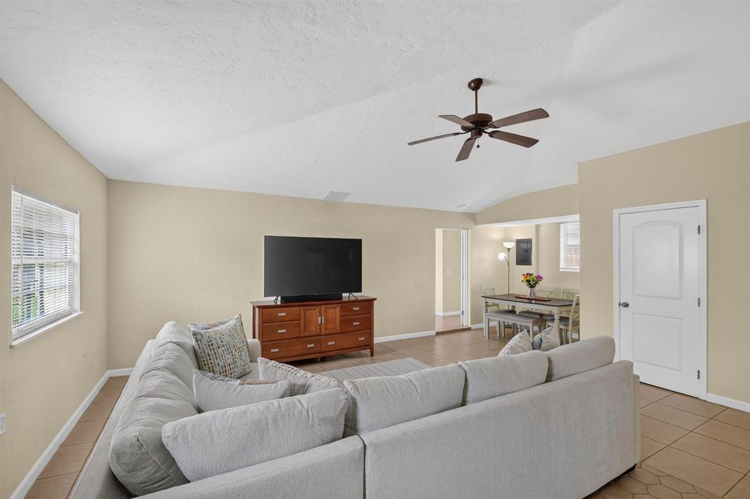 Spacious living roon