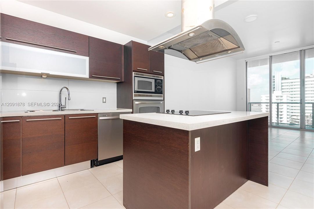 For Rent: $3,500 (2 beds, 2 baths, 828 Square Feet)