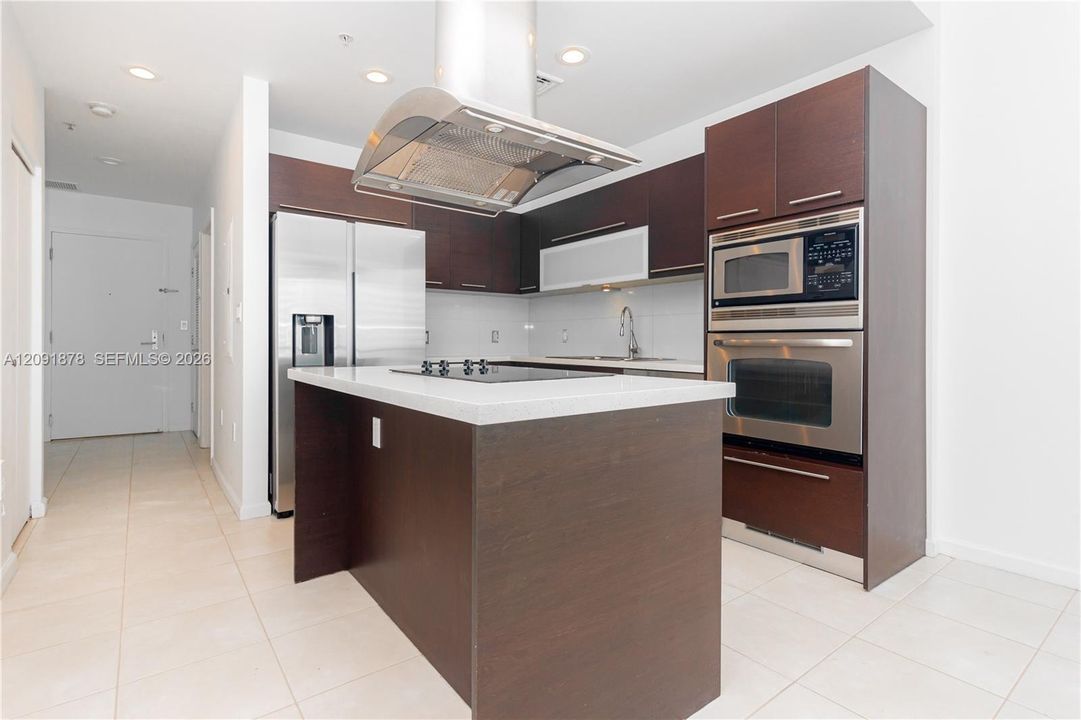 For Rent: $3,500 (2 beds, 2 baths, 828 Square Feet)