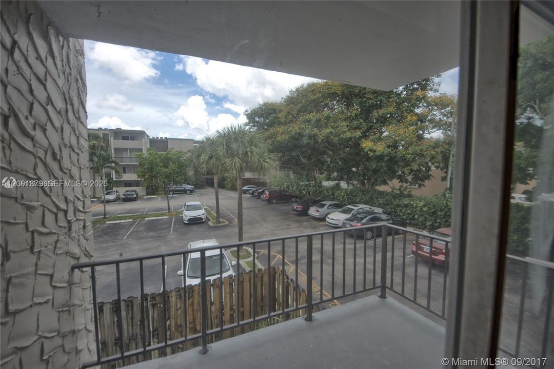 For Rent: $2,050 (1 beds, 1 baths, 904 Square Feet)