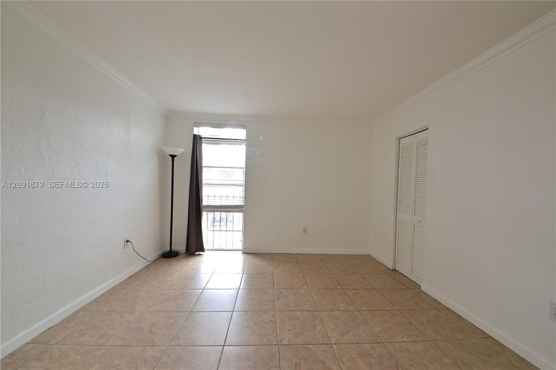 For Rent: $2,050 (1 beds, 1 baths, 904 Square Feet)