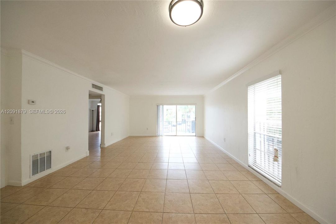 For Rent: $2,050 (1 beds, 1 baths, 904 Square Feet)