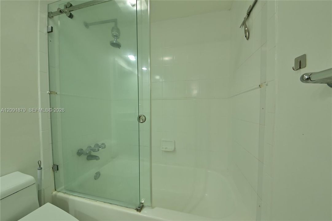 For Rent: $2,050 (1 beds, 1 baths, 904 Square Feet)