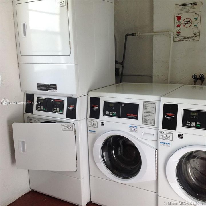 For Rent: $2,050 (1 beds, 1 baths, 904 Square Feet)