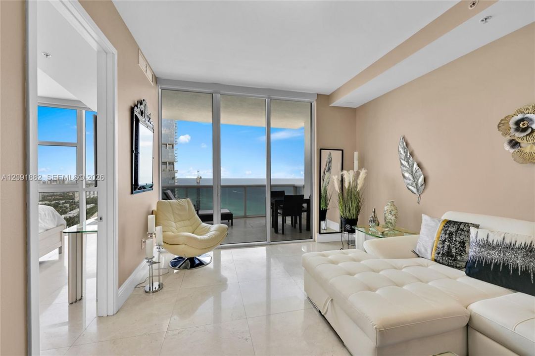For Rent: $5,500 (1 beds, 1 baths, 958 Square Feet)