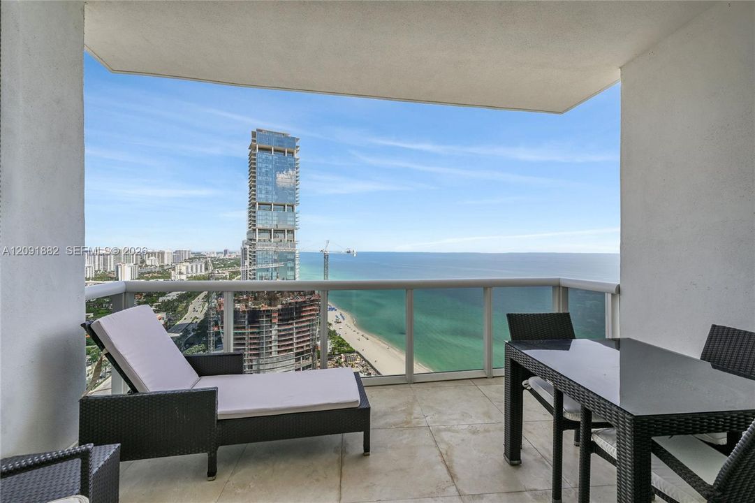 For Rent: $5,500 (1 beds, 1 baths, 958 Square Feet)