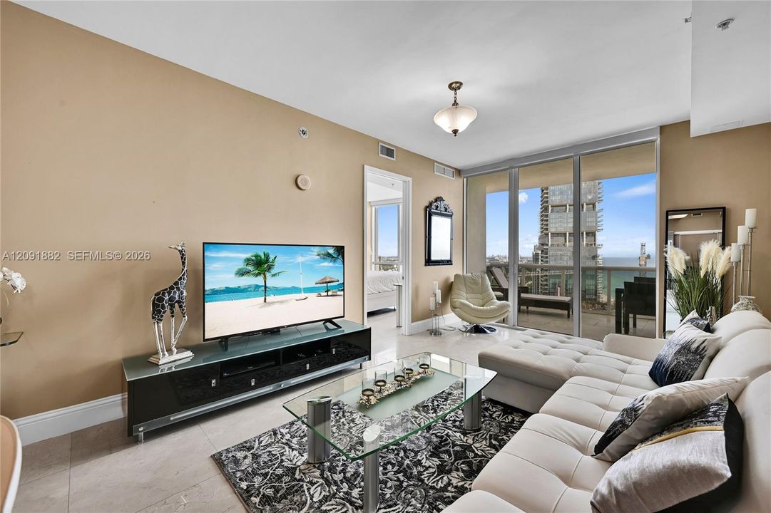 For Rent: $5,500 (1 beds, 1 baths, 958 Square Feet)