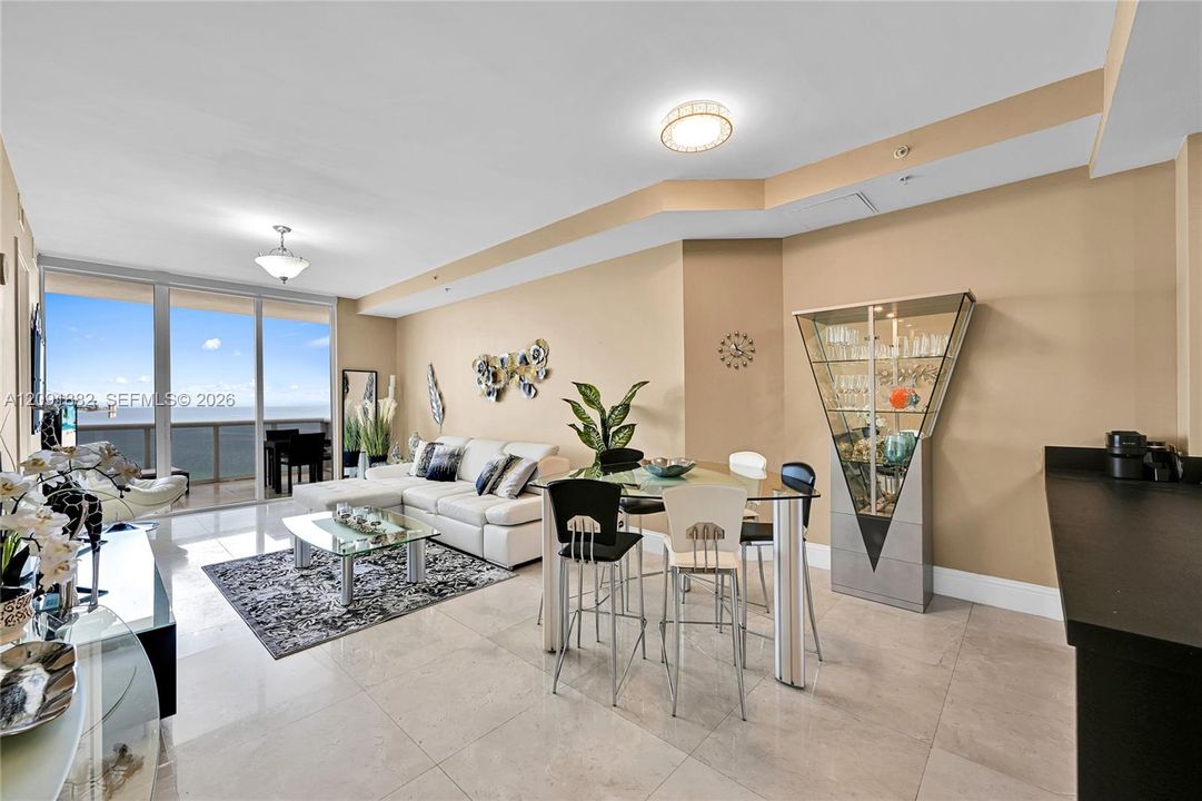 For Rent: $5,500 (1 beds, 1 baths, 958 Square Feet)
