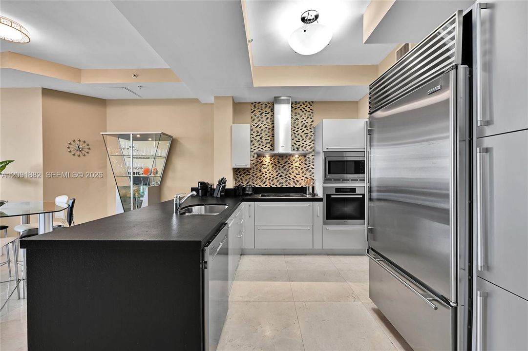 For Rent: $5,500 (1 beds, 1 baths, 958 Square Feet)