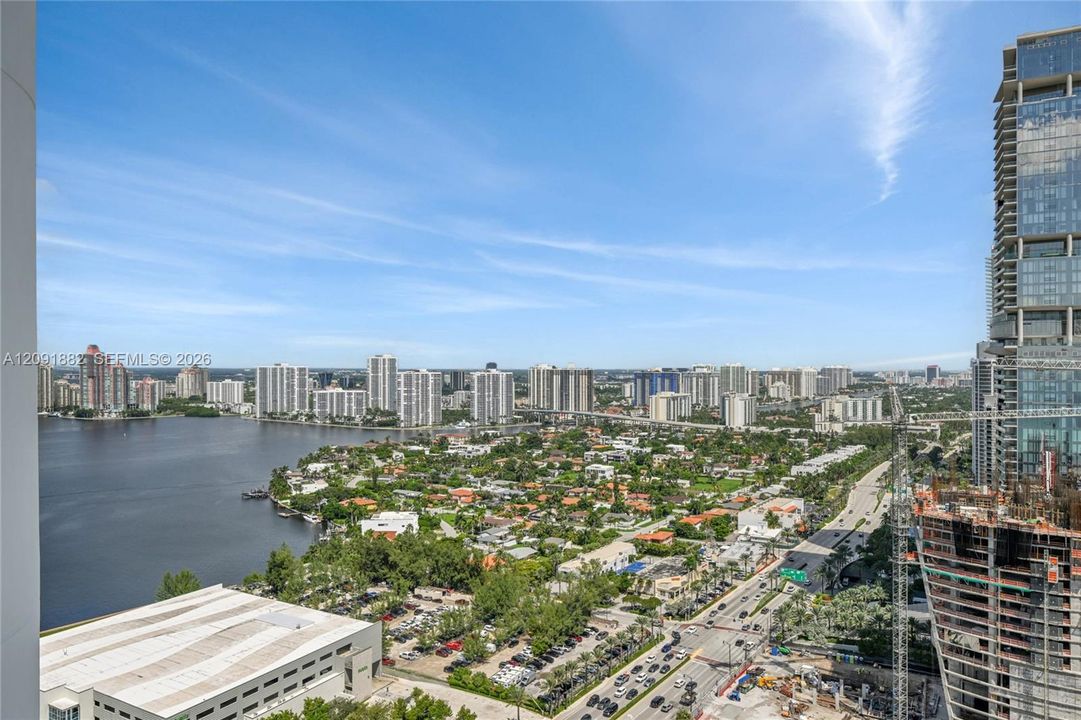 For Rent: $5,500 (1 beds, 1 baths, 958 Square Feet)