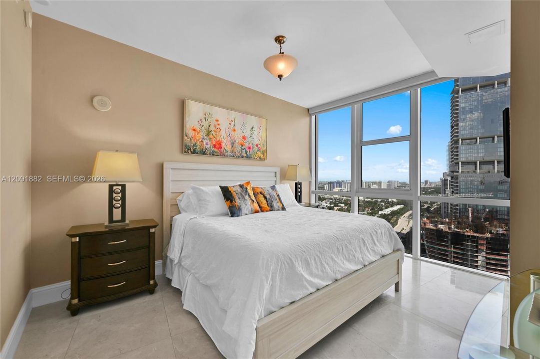 For Rent: $5,500 (1 beds, 1 baths, 958 Square Feet)