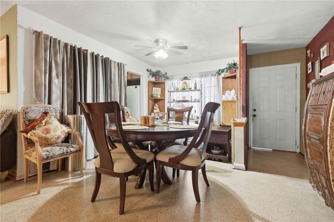 En Venta: $535,000 (4 camas, 2 baños, 1708 Pies cuadrados)