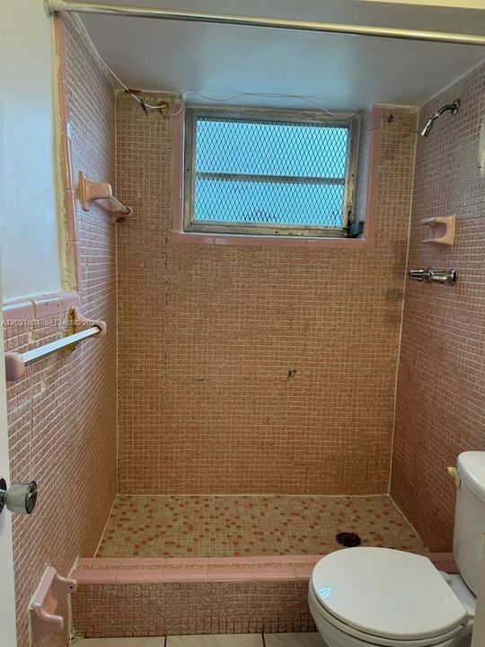 For Rent: $1,350 (0 beds, 1 baths, 4046 Square Feet)