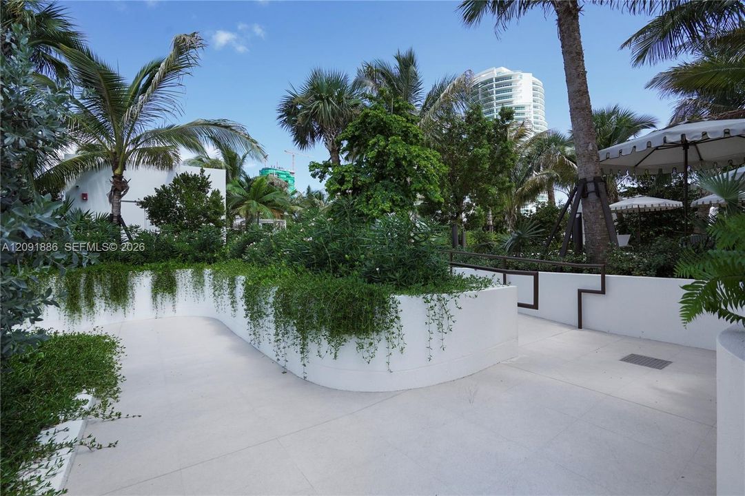 For Rent: $7,990 (1 beds, 2 baths, 864 Square Feet)