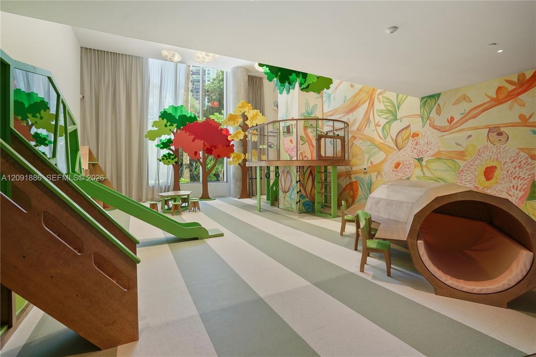 For Rent: $7,990 (1 beds, 2 baths, 864 Square Feet)