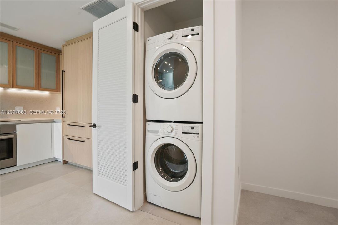 For Rent: $7,990 (1 beds, 2 baths, 864 Square Feet)