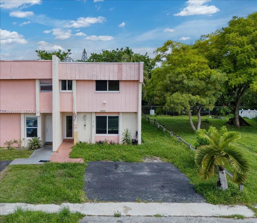 На продажу: $399,000 (4 спален, 2 ванн, 1620 Квадратных фут)
