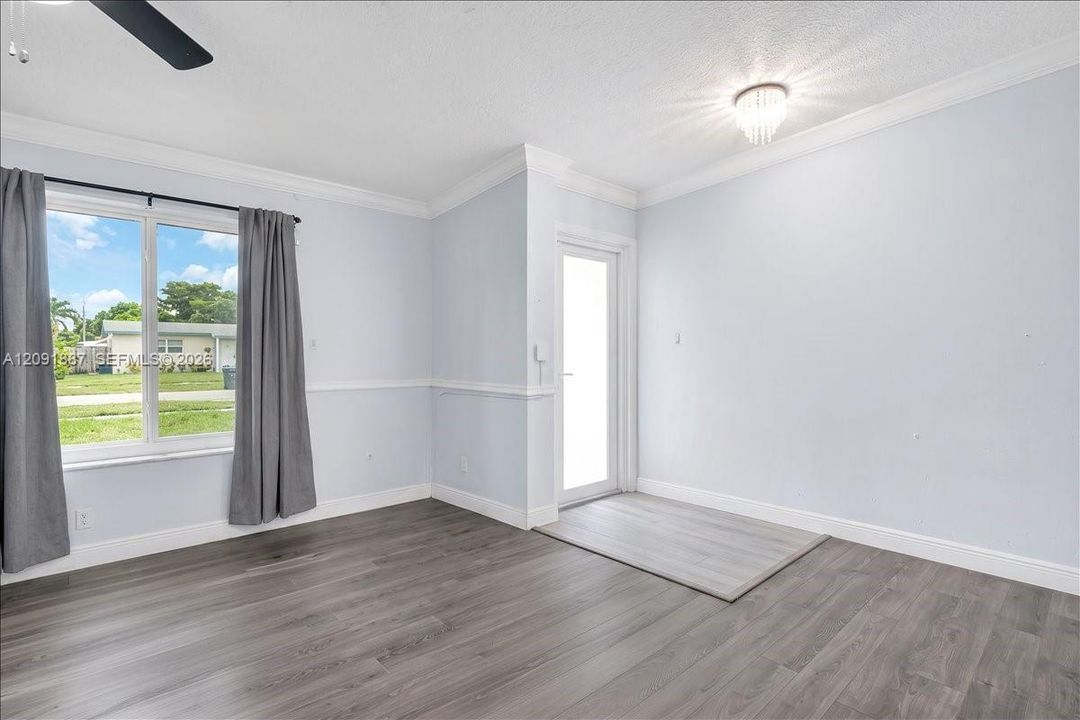 На продажу: $399,000 (4 спален, 2 ванн, 1620 Квадратных фут)