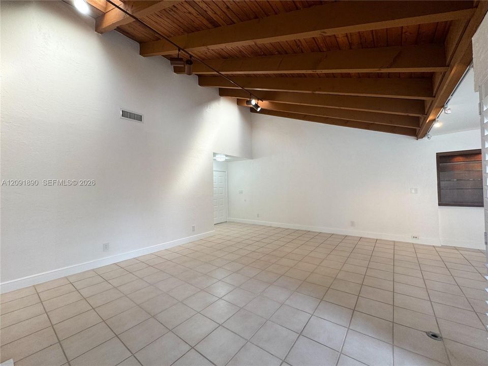 En Venta: $749,500 (3 camas, 2 baños, 2043 Pies cuadrados)
