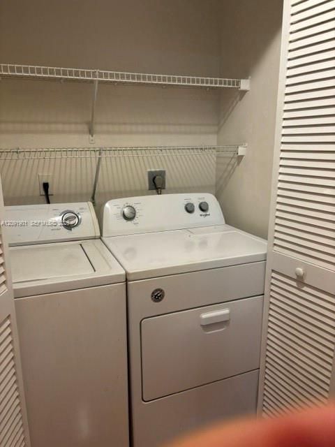 Activo con contrato: $2,250 (2 camas, 2 baños, 983 Pies cuadrados)