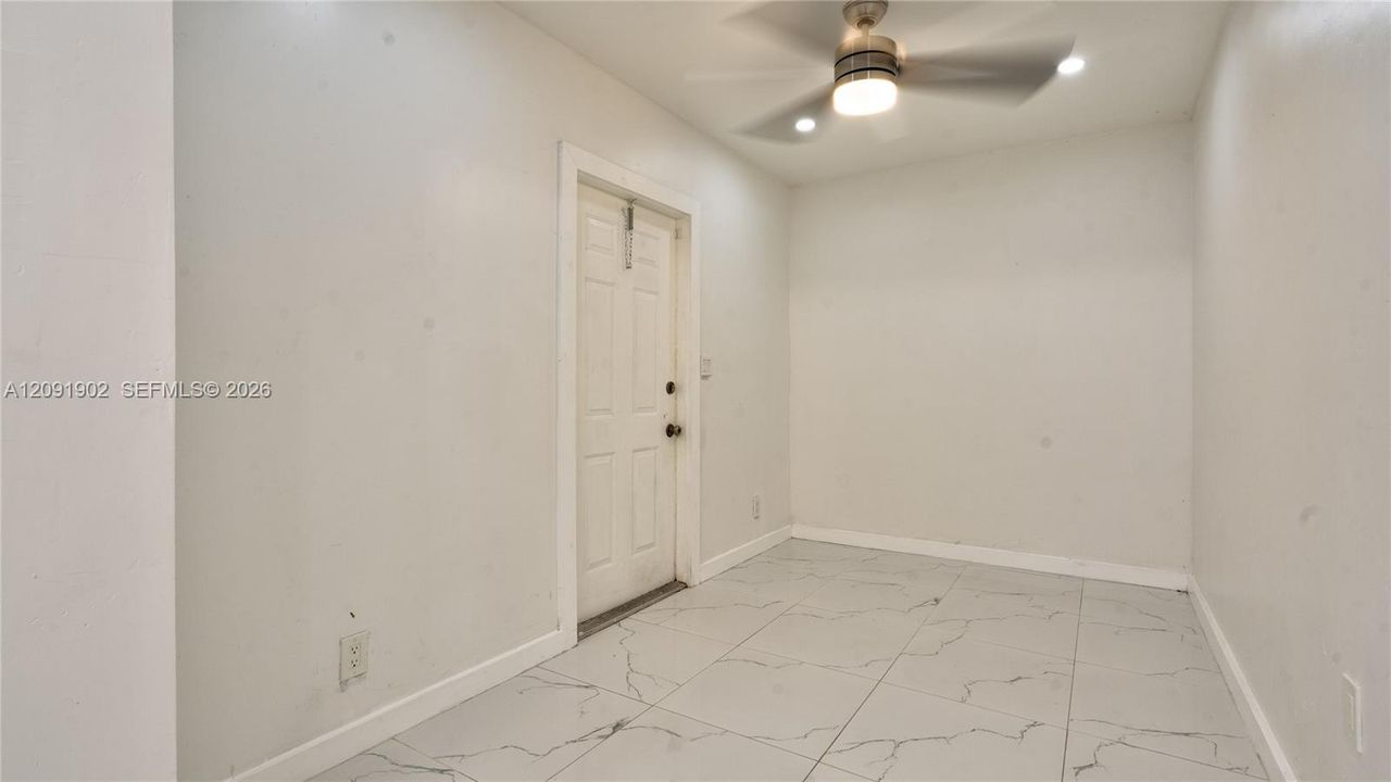 En Venta: $469,900 (4 camas, 2 baños, 1460 Pies cuadrados)