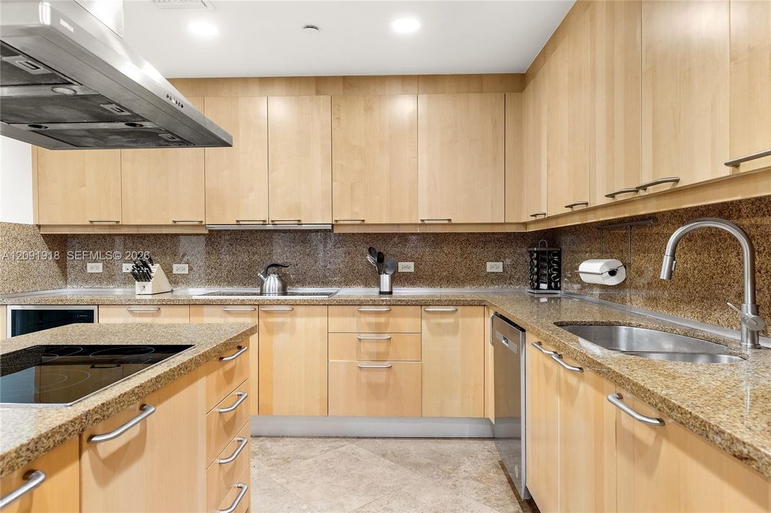 В аренду: $85,000 (5 спален, 6 ванн, 6268 Квадратных фут)