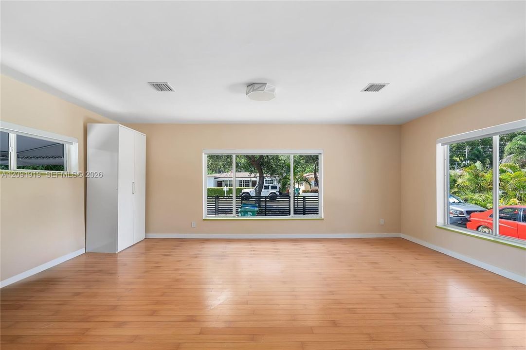 For Rent: $2,700 (2 beds, 1 baths, 1616 Square Feet)