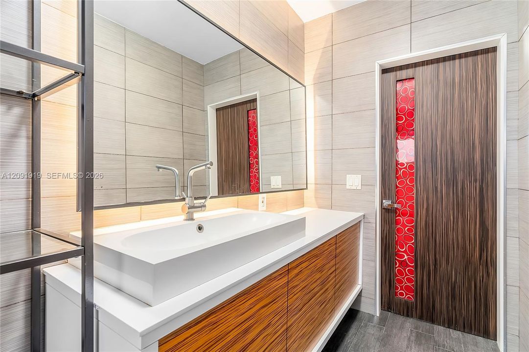 For Rent: $2,700 (2 beds, 1 baths, 1616 Square Feet)