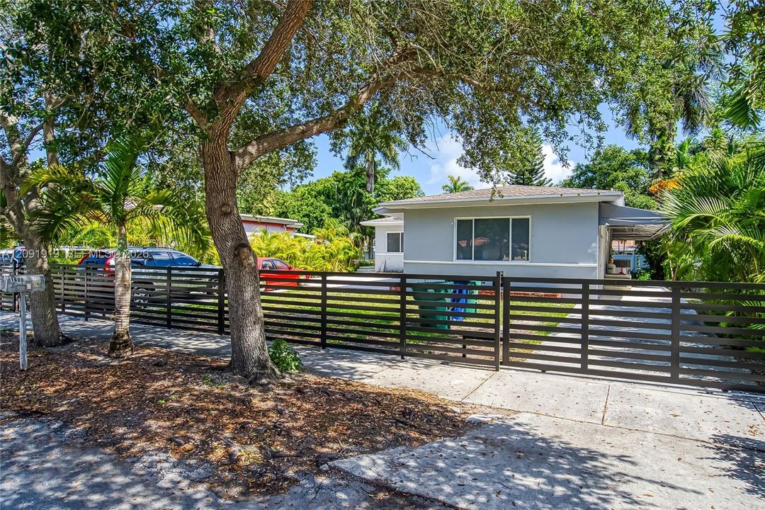 For Rent: $2,700 (2 beds, 1 baths, 1616 Square Feet)