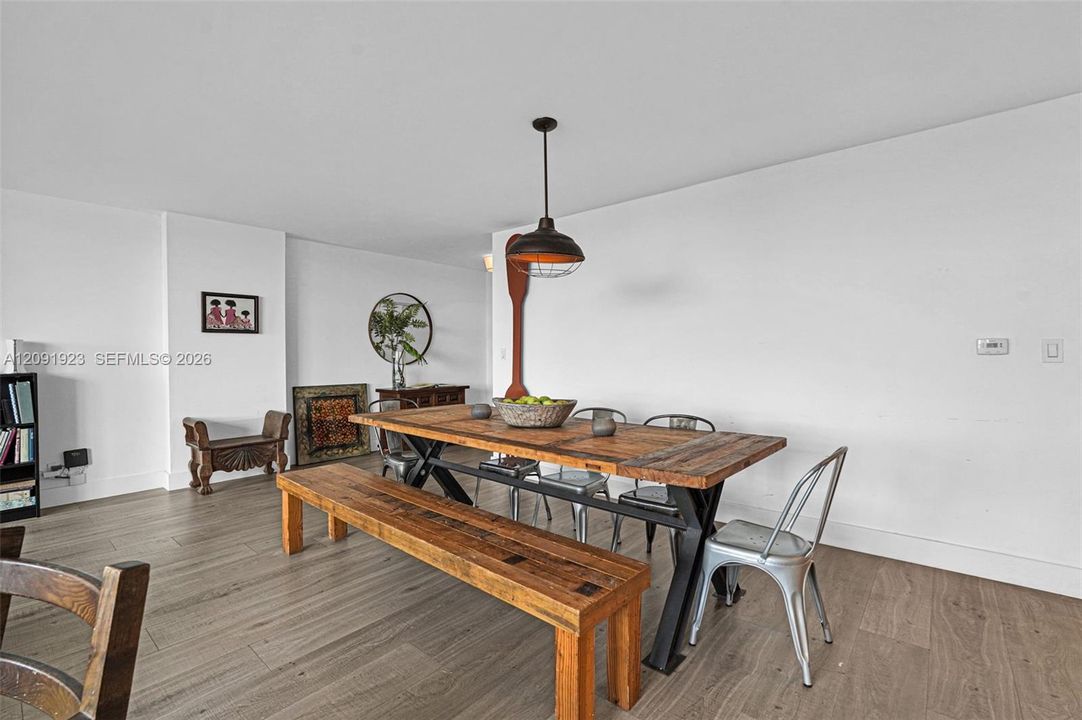 En Venta: $368,000 (2 camas, 2 baños, 1304 Pies cuadrados)