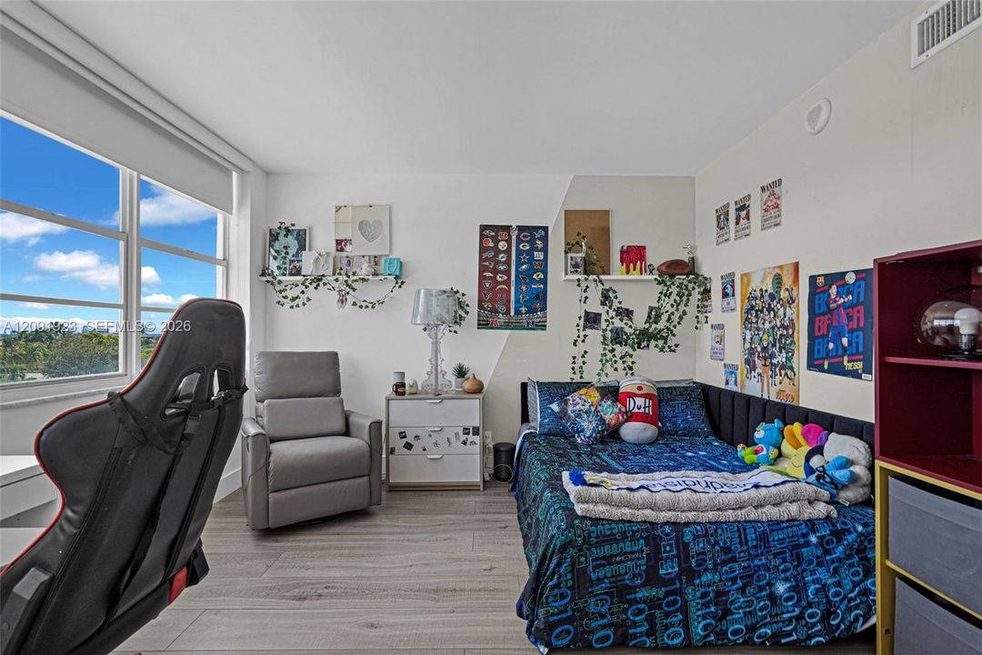 En Venta: $368,000 (2 camas, 2 baños, 1304 Pies cuadrados)