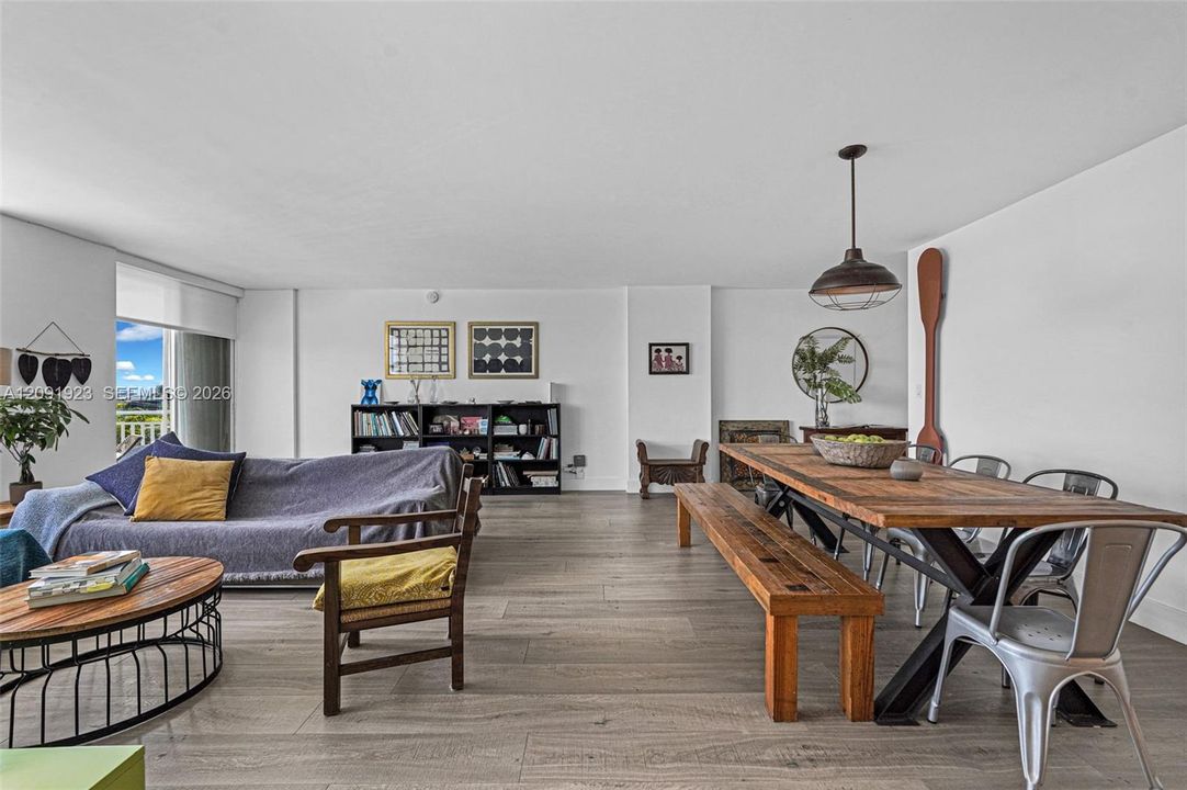 En Venta: $368,000 (2 camas, 2 baños, 1304 Pies cuadrados)