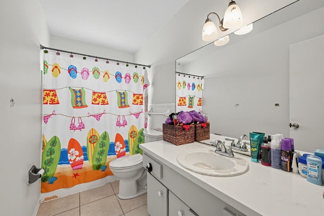 27_761_NW_65th_Ave-Bathroom-6795