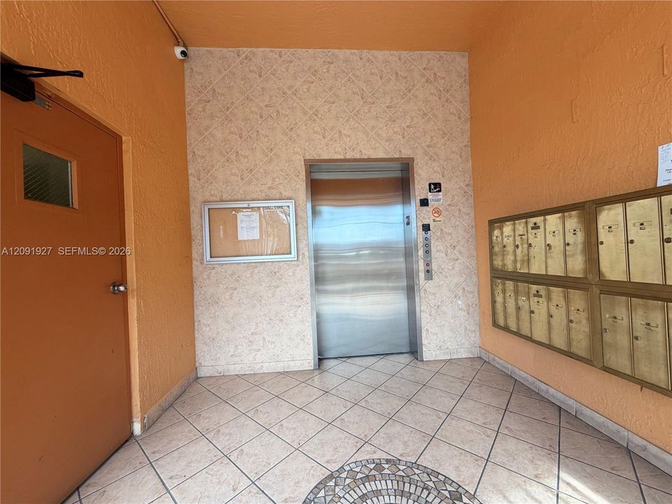 For Rent: $2,100 (2 beds, 1 baths, 731 Square Feet)